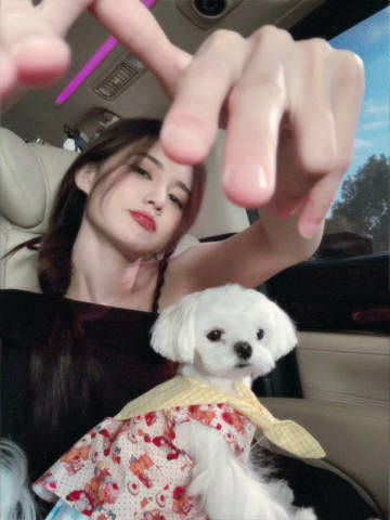 #李一桐克莱因蓝流苏靴#李一桐在生日之际展现出的风采让人赞叹，克莱因蓝流苏靴成为