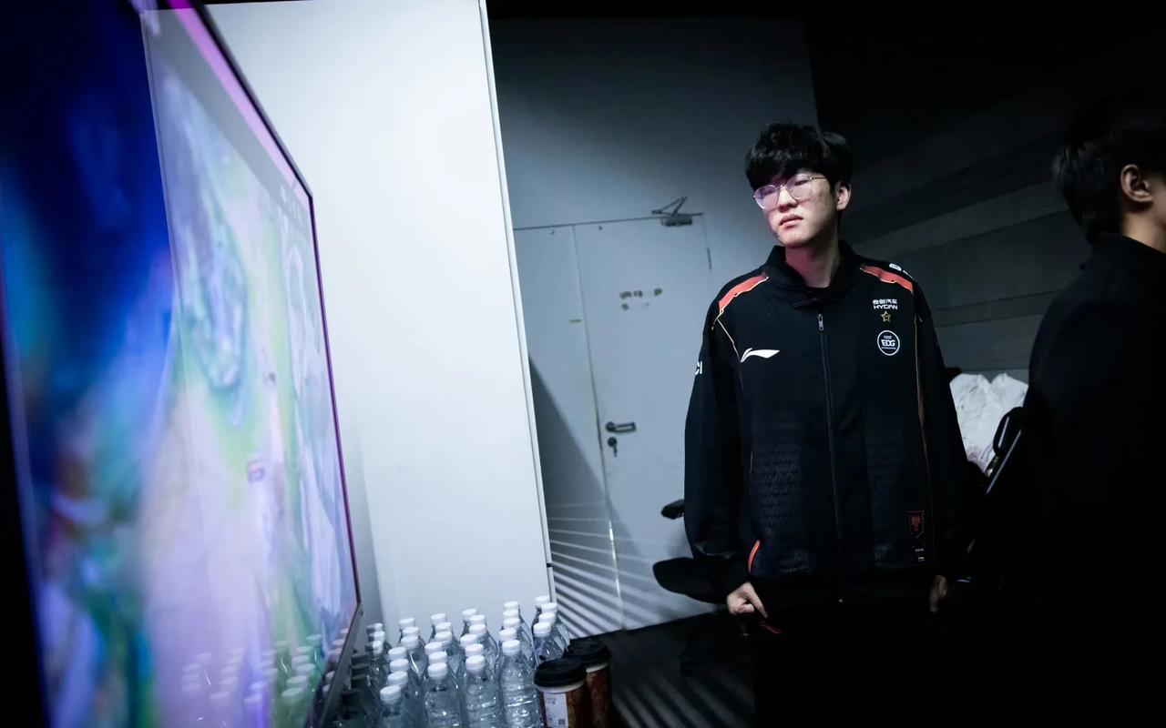 Jiejie现在最后悔的事情，恐怕莫过于当初没能在转会期离开EDG吧？

看看J