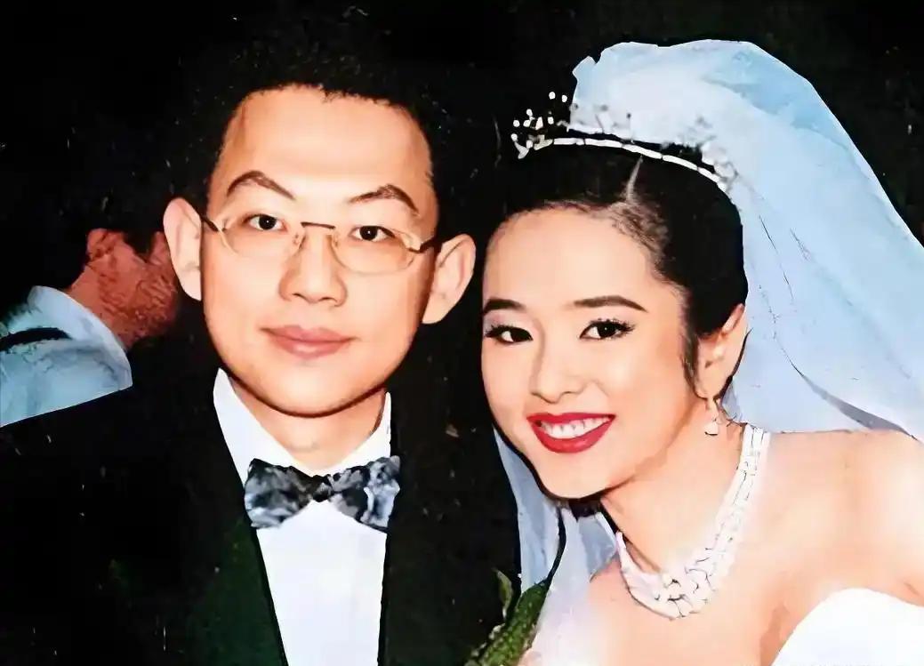 她是香港女星，在刚生下二胎女儿不久，就被前夫出离婚，并公开诋毁她，称：“不是我不