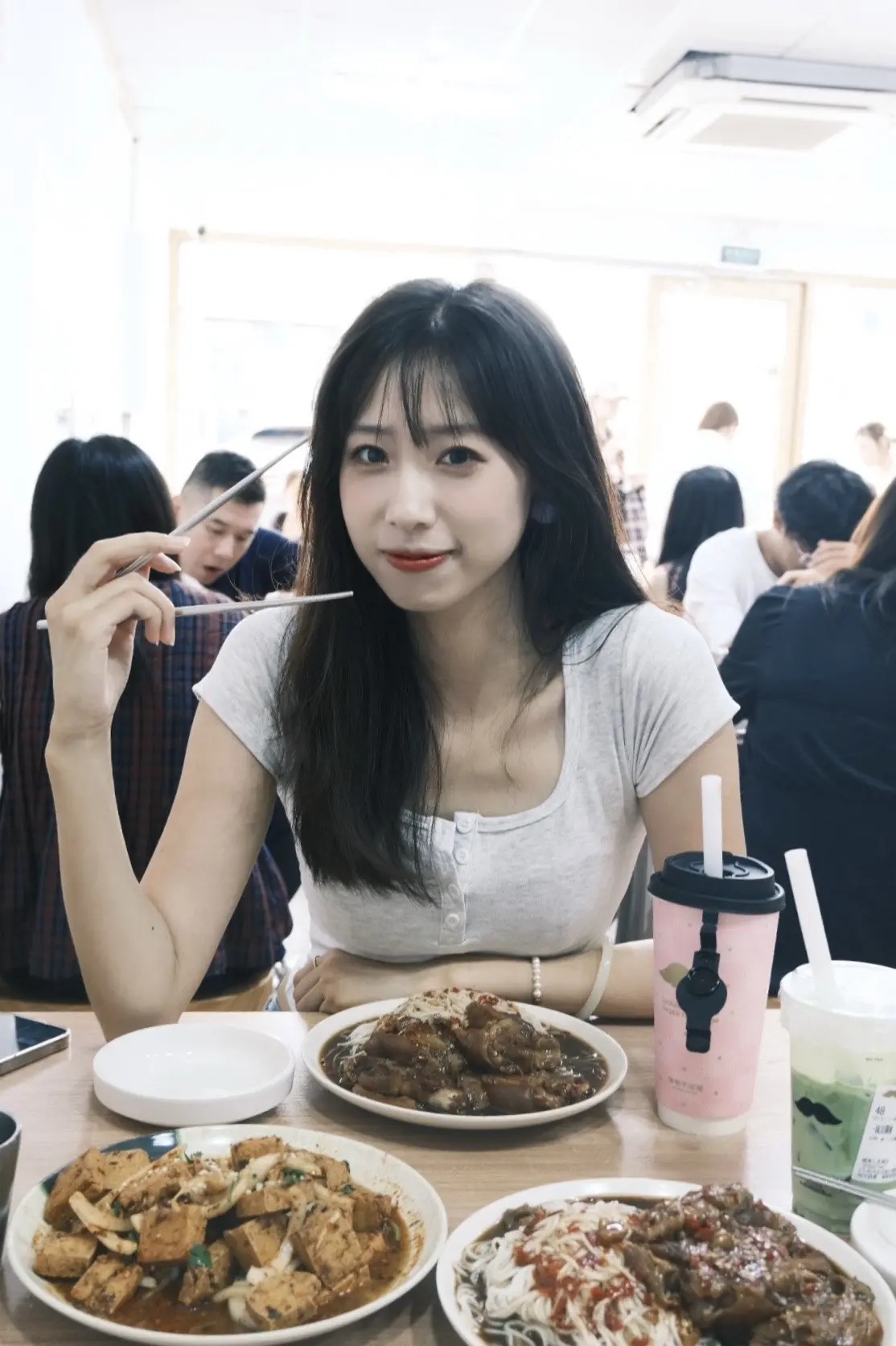 我始终认为 这世上的汤汤粉粉 六点的早饭 傍晚的晚饭和凌晨的宵夜 都该...