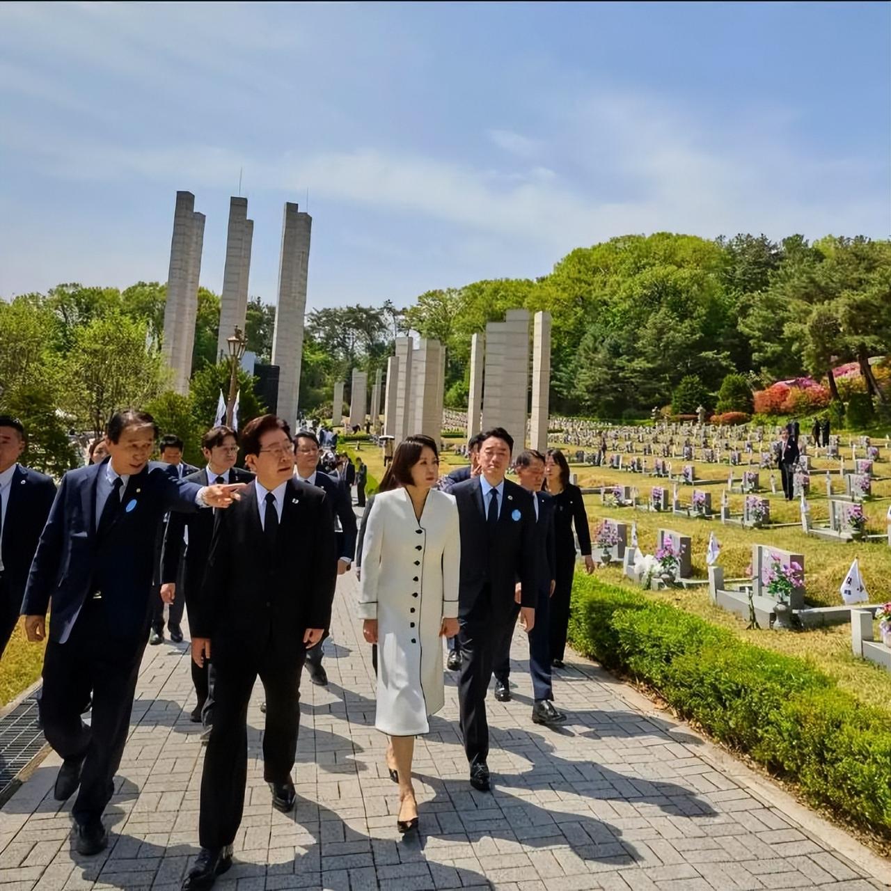 4月19日，韩国夫人前往印度访问，穿白色大衣超有范，拿捏大女主端庄气场！
4月1