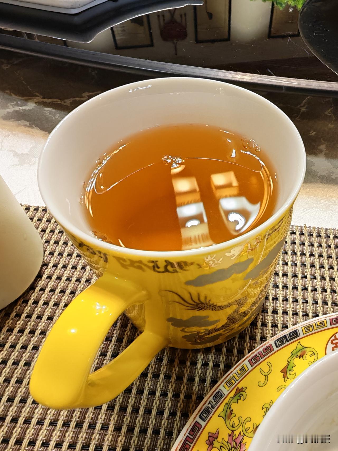 这杯茶味道独特
砖茶加了盐
比较特别
都有哪些地方的风俗
喝茶会加点盐？
