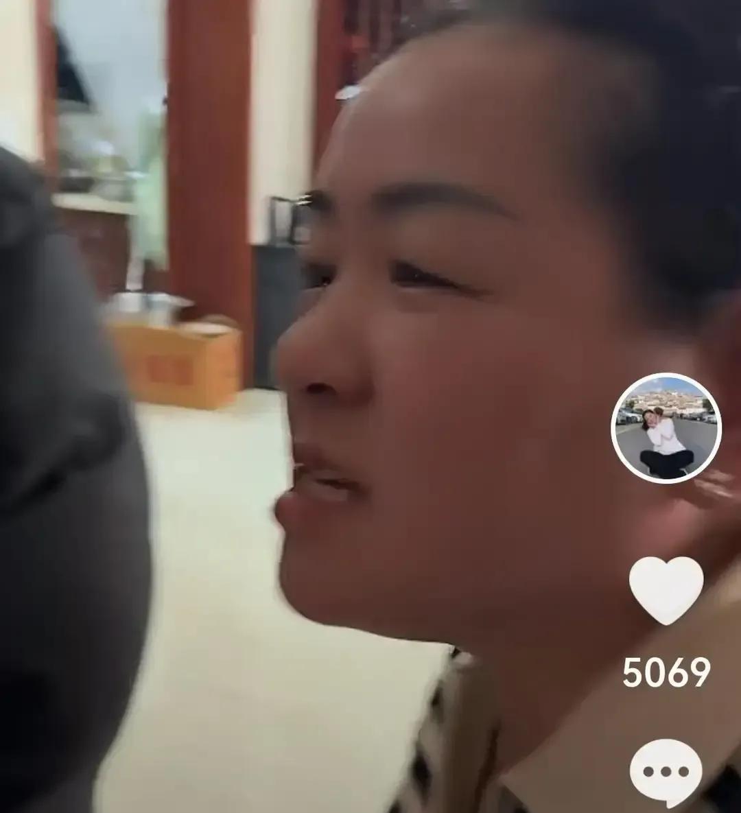 王金刚喝完酒把酒瓶往客厅一摔，玻璃碴子蹦到孩子脚边，媳妇当场把围裙甩沙发上。
我