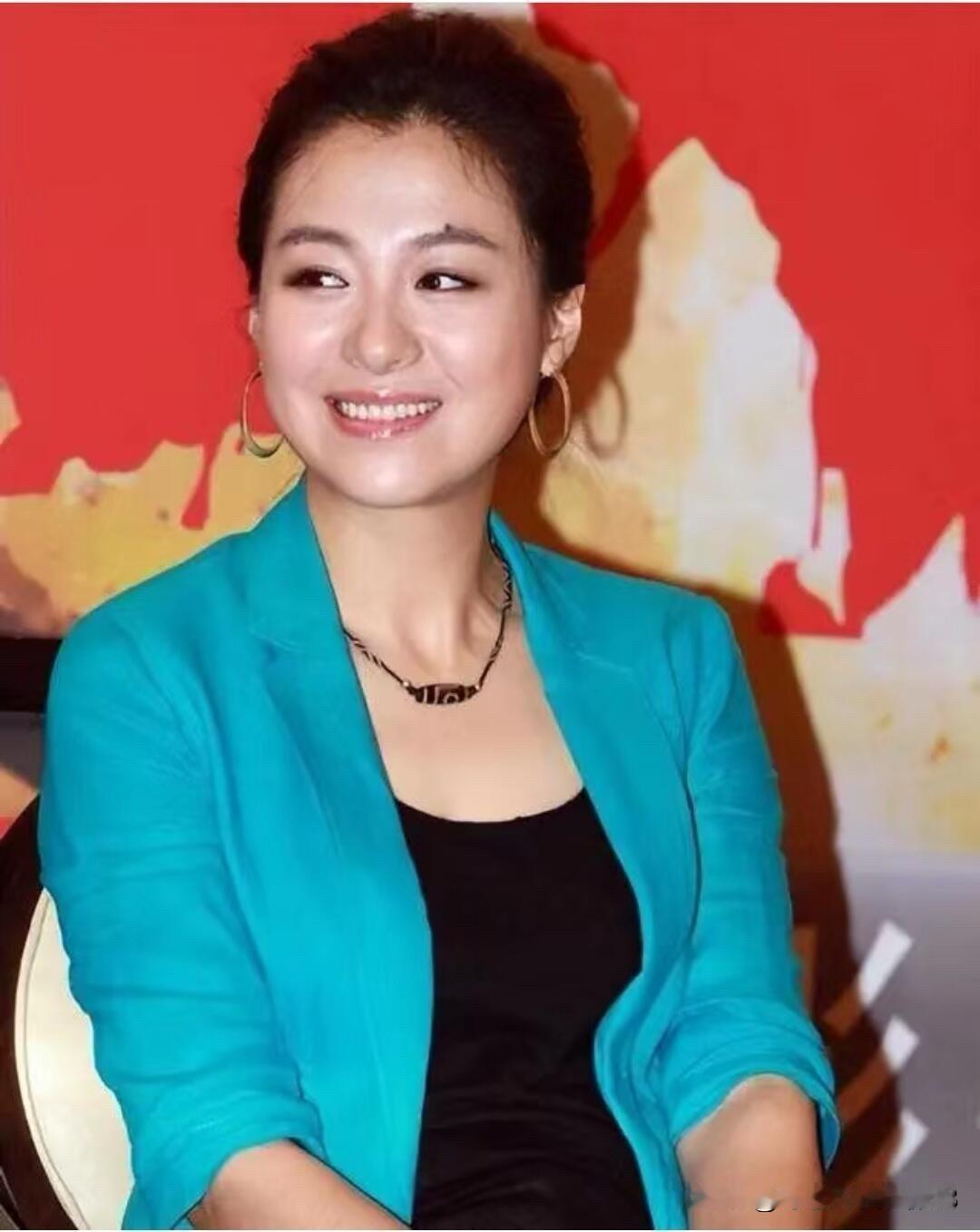 大家还记得这个穿蓝色西装的女演员吗？她是土生土长的黑龙江哈尔滨市人，从年轻的时候