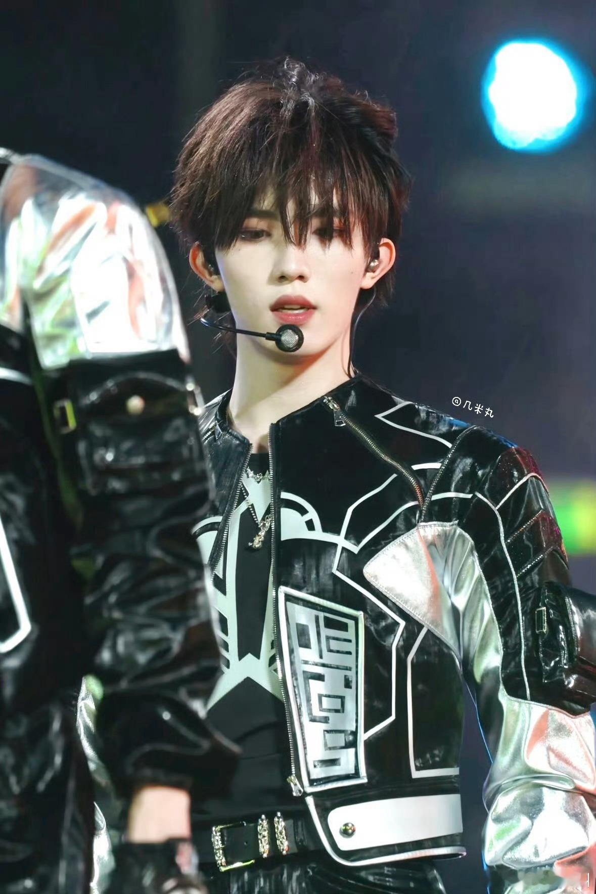今晚的苏新皓 这两张很神啊苏新皓红海top登陆少年团演唱会 ​​​