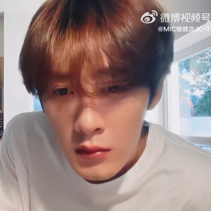 就这样萌萌的看着你~ 