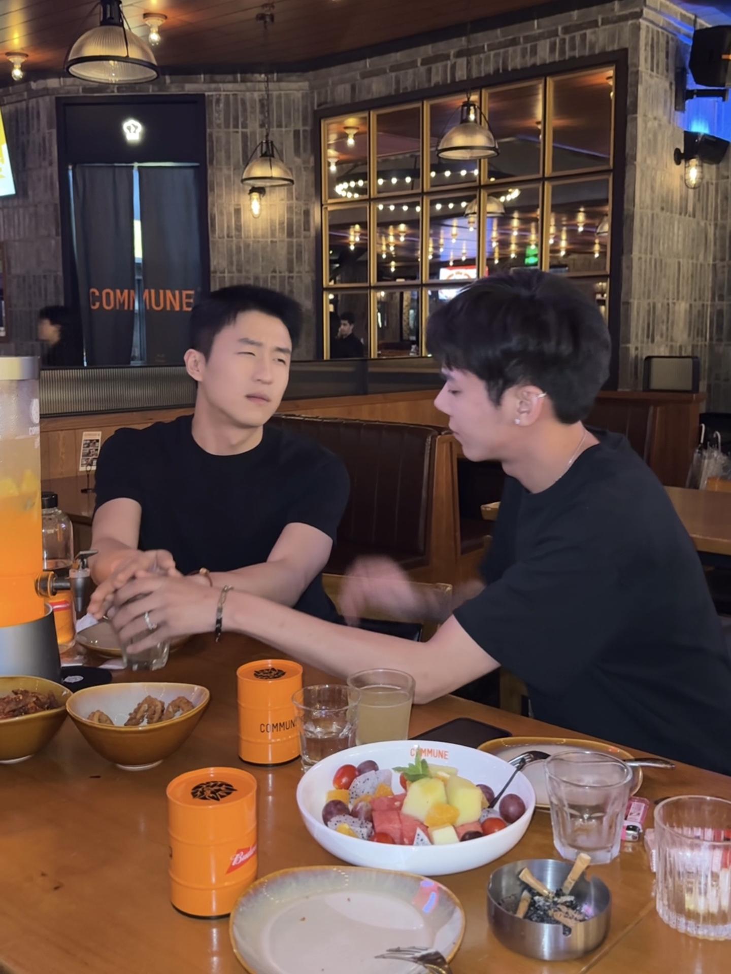 饭可以不吃 但是酒不能不喝。