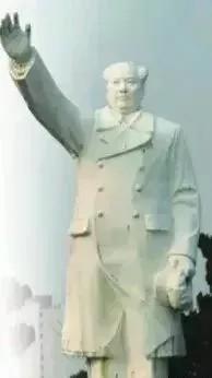 [微风]1968年8月，中国当时最大的毛主席雕塑落成！许将军批示:“把这尊毛主席