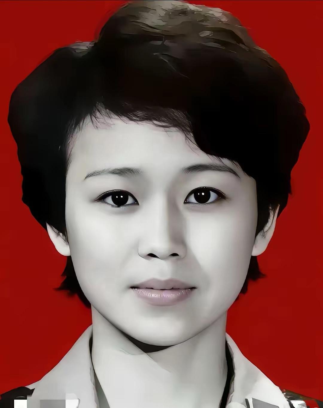 钟惠玲，女汉族，1965年11月生，云南大理人，1983年入伍，中共党员，中国人