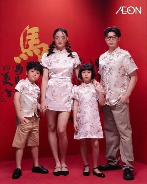 永旺超市的新年海报……这样好看吗？你这是接地气还是接地府啊！ 