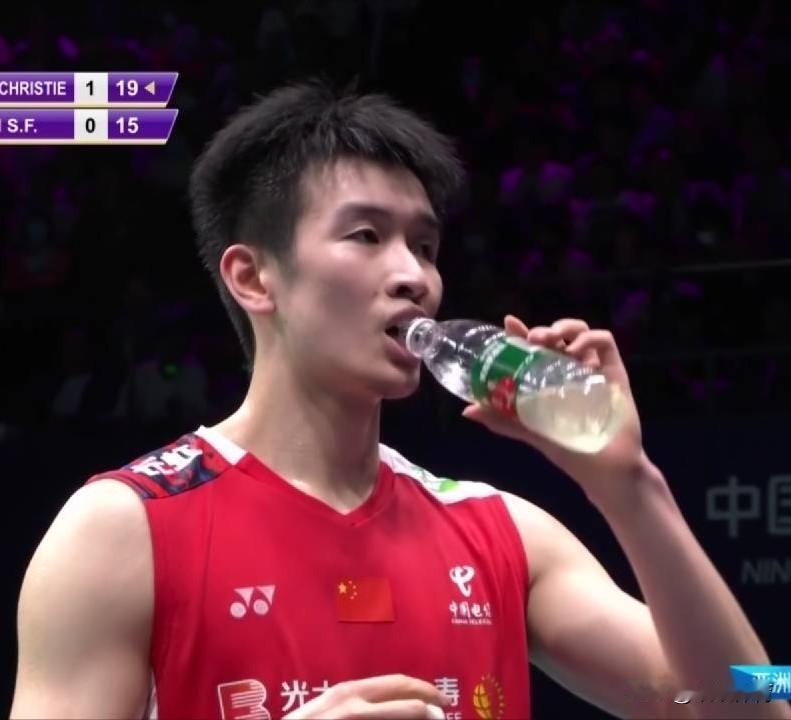 羽毛球亚锦赛男单决赛，李诗沣0：2负于乔纳坦，无缘冠军。
比赛后半段，李诗沣才开