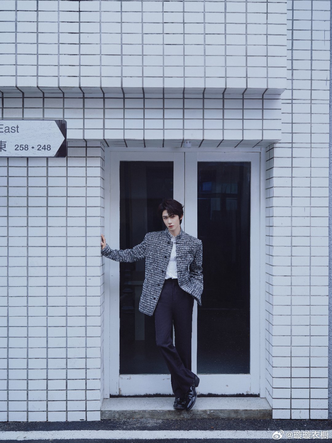 刘宇粉墙吻着雨珠，Apollo的灯牌在雾里眨眼睛，斑马线像钢琴键等谁踏响节奏。刘