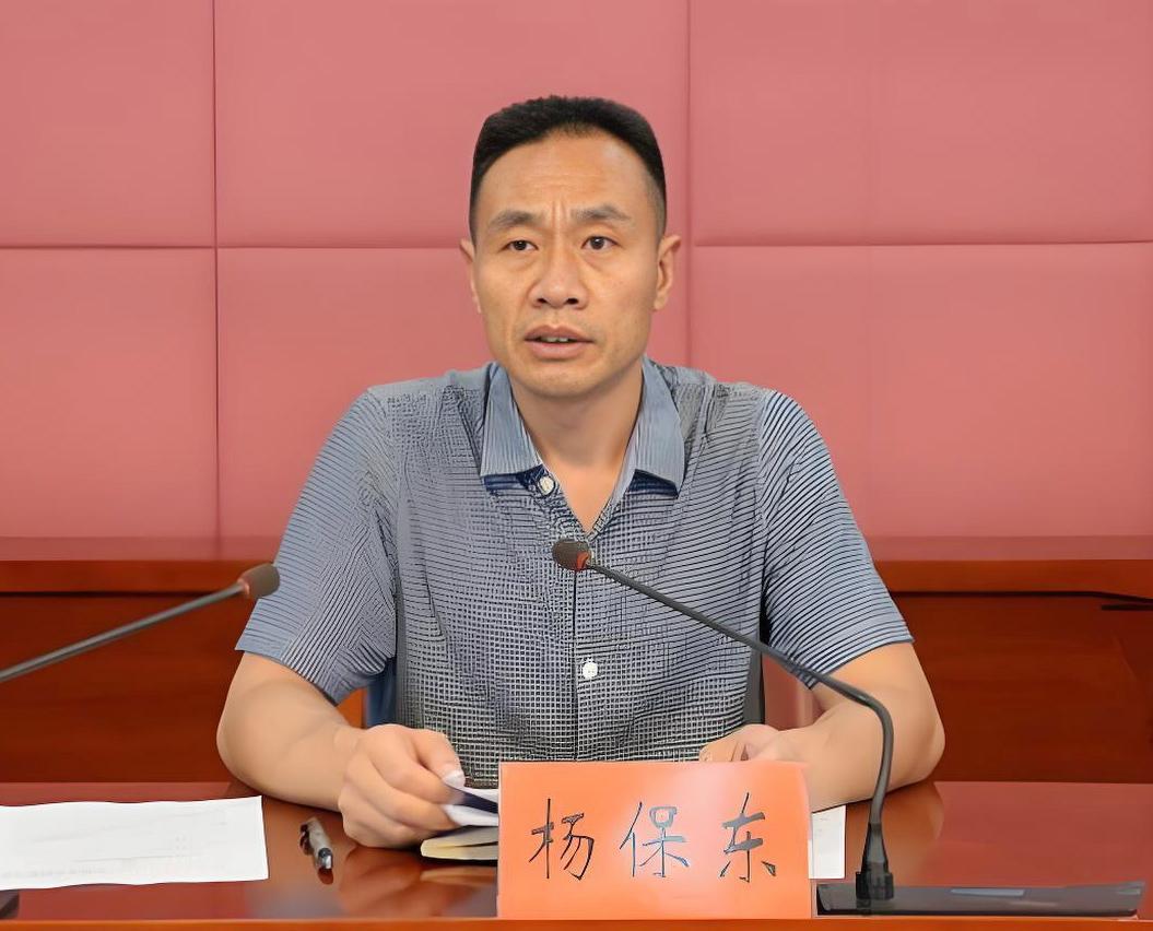 在湖北省襄阳市城市管理部门工作的杨主任是我的小学老师，很多人不知道他以前在湖北东