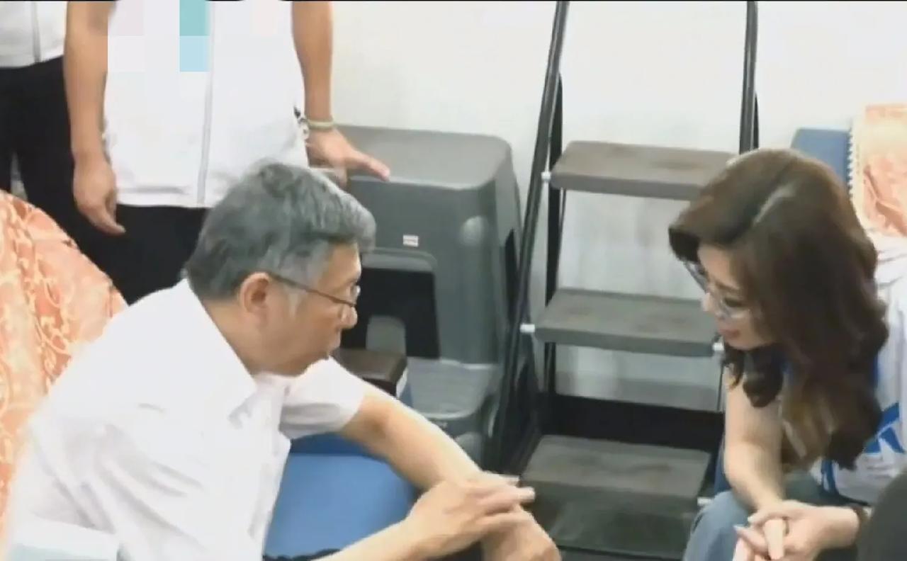 郑丽文与柯文哲同框！9月2日郑丽文跟柯文哲、邱臣远等白营人士一起陪同高虹安登记。