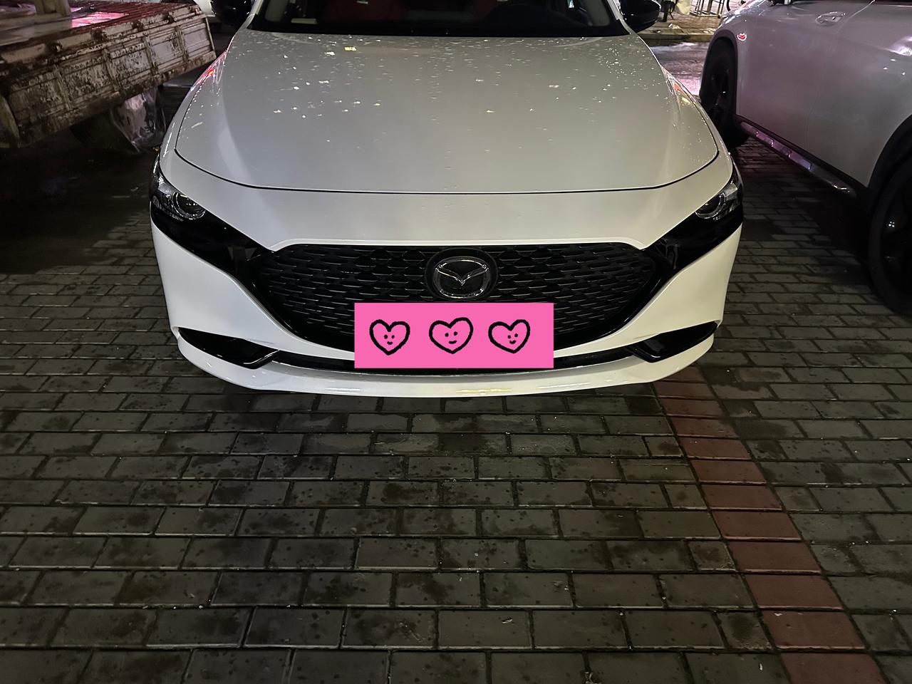 马三开了四年多，目前不到5万公里，胎侧有明显磨损掉皮，平时跑高速比较多，大家都换