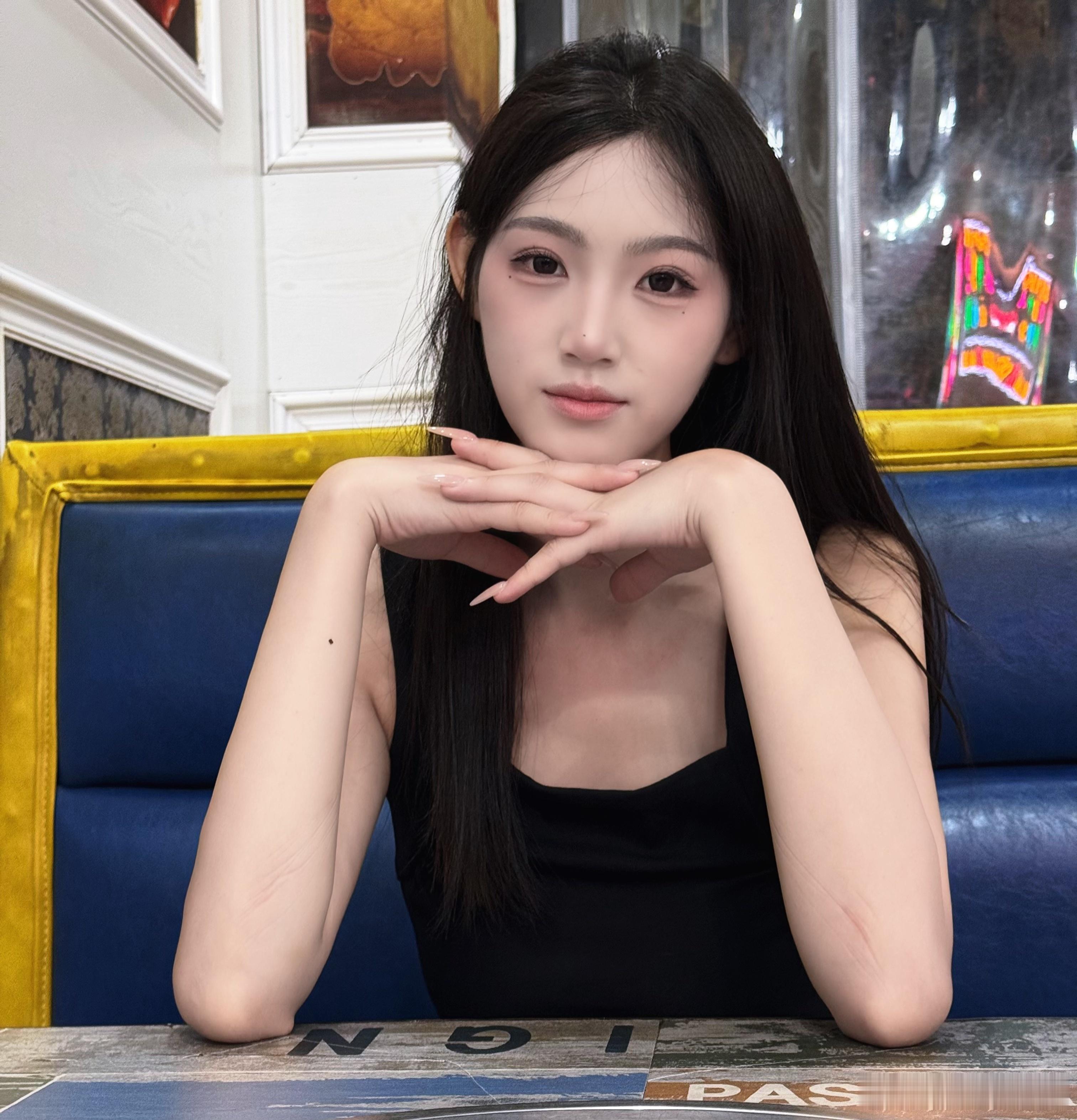 涂涂侃科技[超话] 和姐妹约了吃饭，挑了家超有氛围感的店～环境是那种复古又带点潮