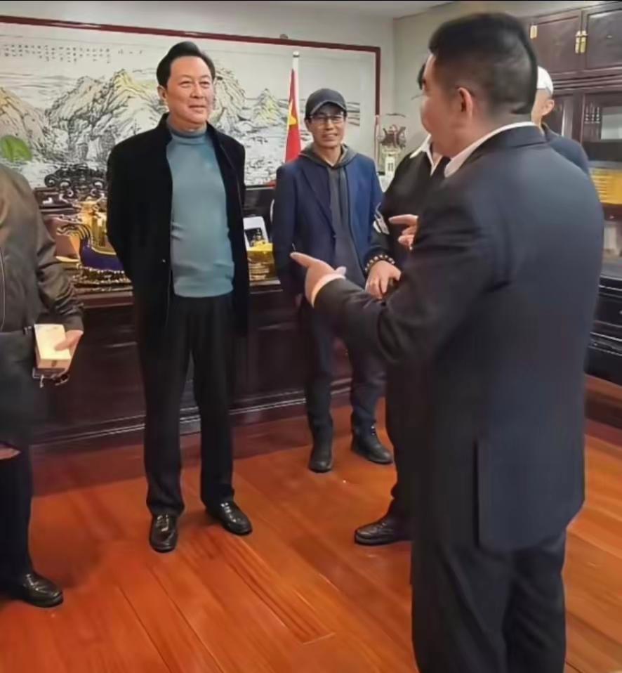 最喜欢唐国强老师出行倒背着手的样子，很是有气度。上了七十岁的年纪，他的身材保持的