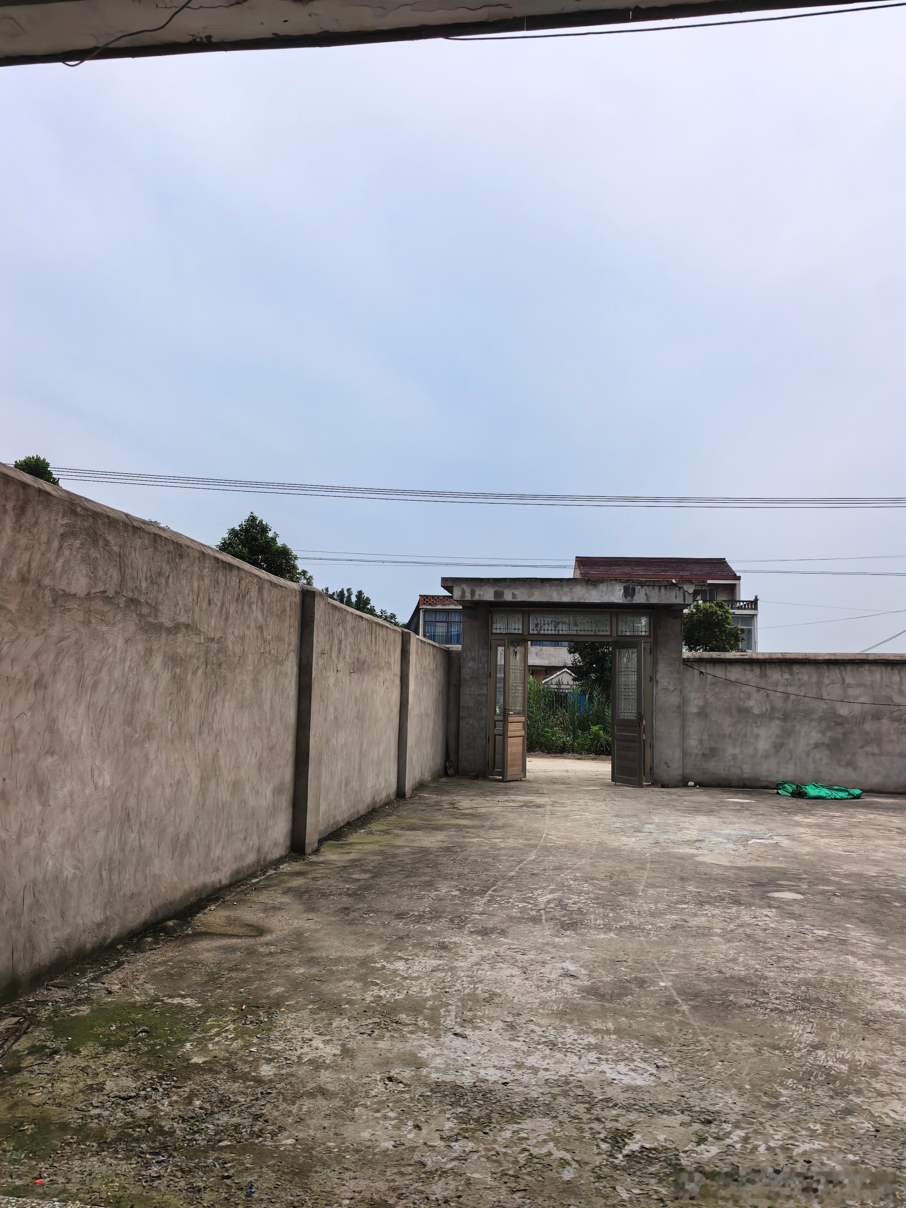起来个大早打开大门。早餐已搞定。徒弟今天比师父积极了