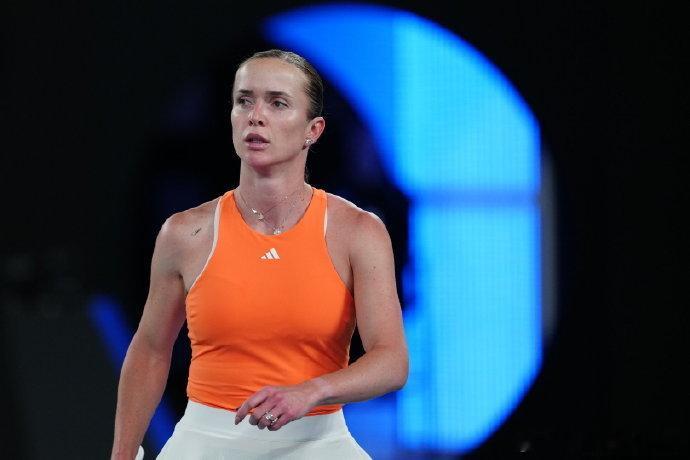 震惊！高芙不到一小时输球出局.澳网女单1/4决赛，12号种子斯维托丽娜以6-1 