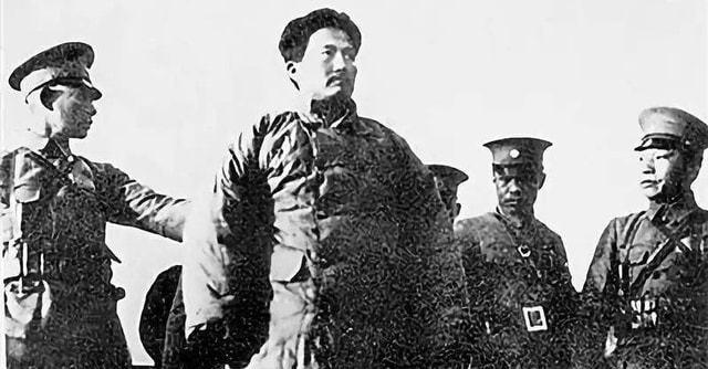 1935年，王耀武俘虏了一个红军师长，审讯时发现他衣衫破烂不堪，浑身上下只有一个