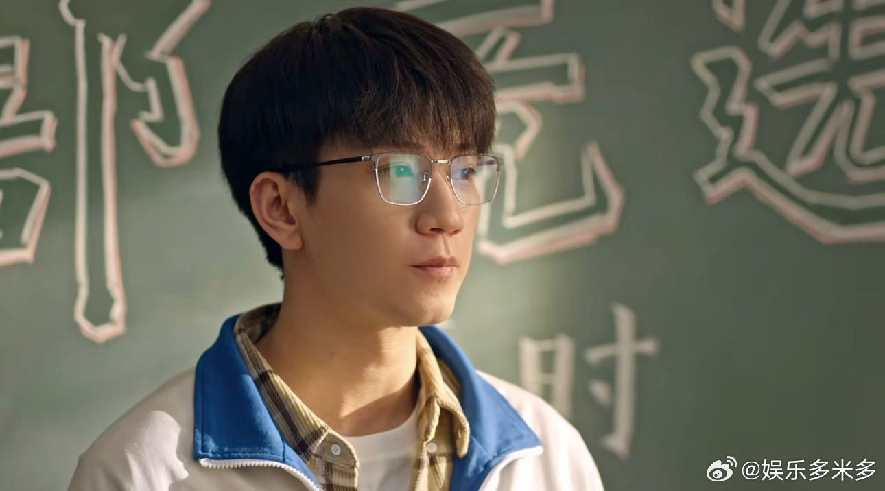 王子奇你怎么还有两幅面孔 🤣谁被曹信的双面反差戳到，大人眼中成绩优异稳重听话的