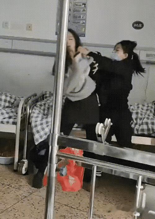 两个女人为了一个男人在医院打了起来，这样的男人值得吗？我的天呐，打的是难解难分，