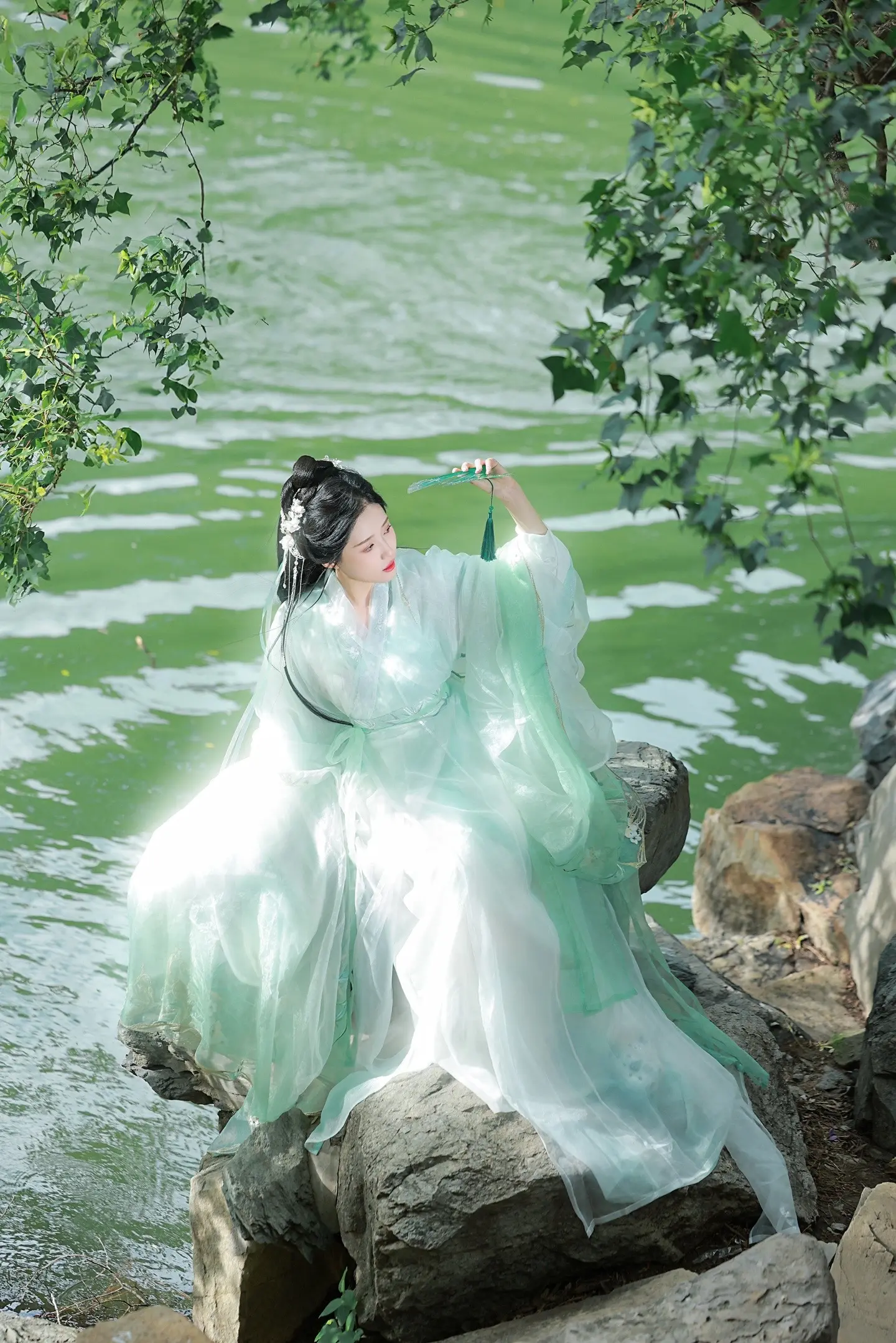 “绿石青苔，风雨伊人来” 『客』。