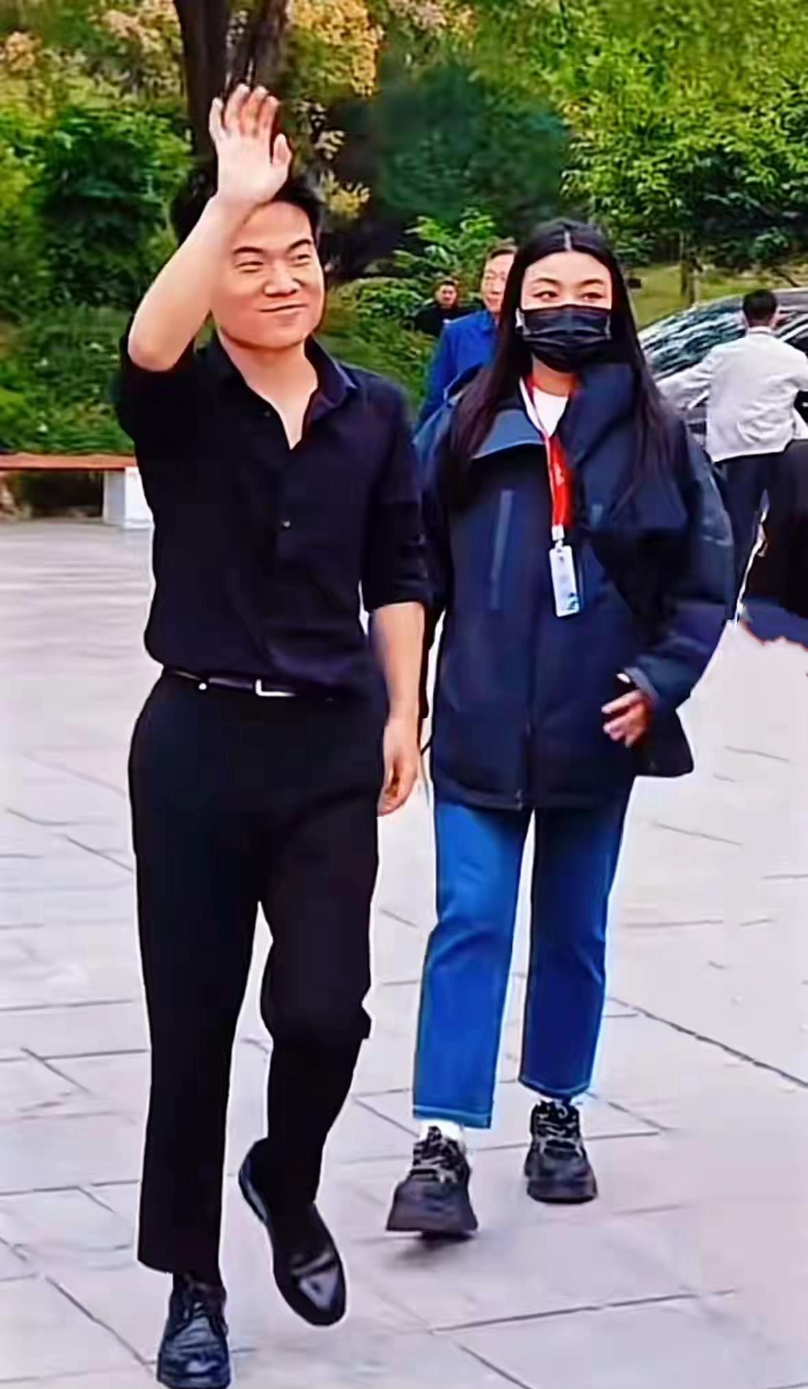 搞不明白了，他俩到底谁是谁领导？
我的印象里，董宇辉是与辉同行的创始人，不折不扣