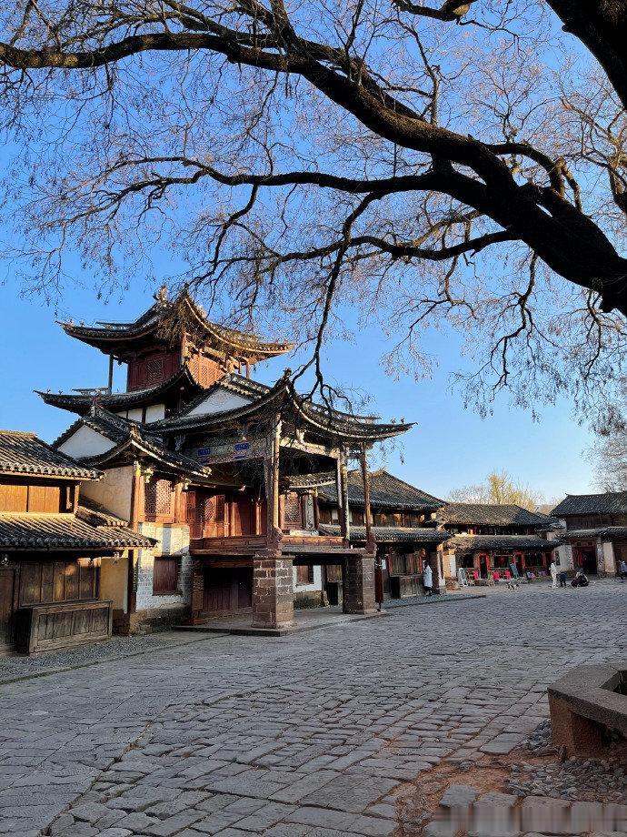 我们云南就是古镇多，腊月的古镇，多了些年味。   via: 丽江束河古镇小锅饭 