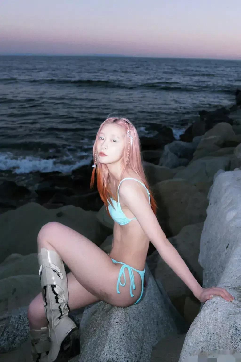 徐娇不愧是星爷看中的女孩，可以看到徐娇晒出自己的泳装照，清晰看到徐娇的身材十分的