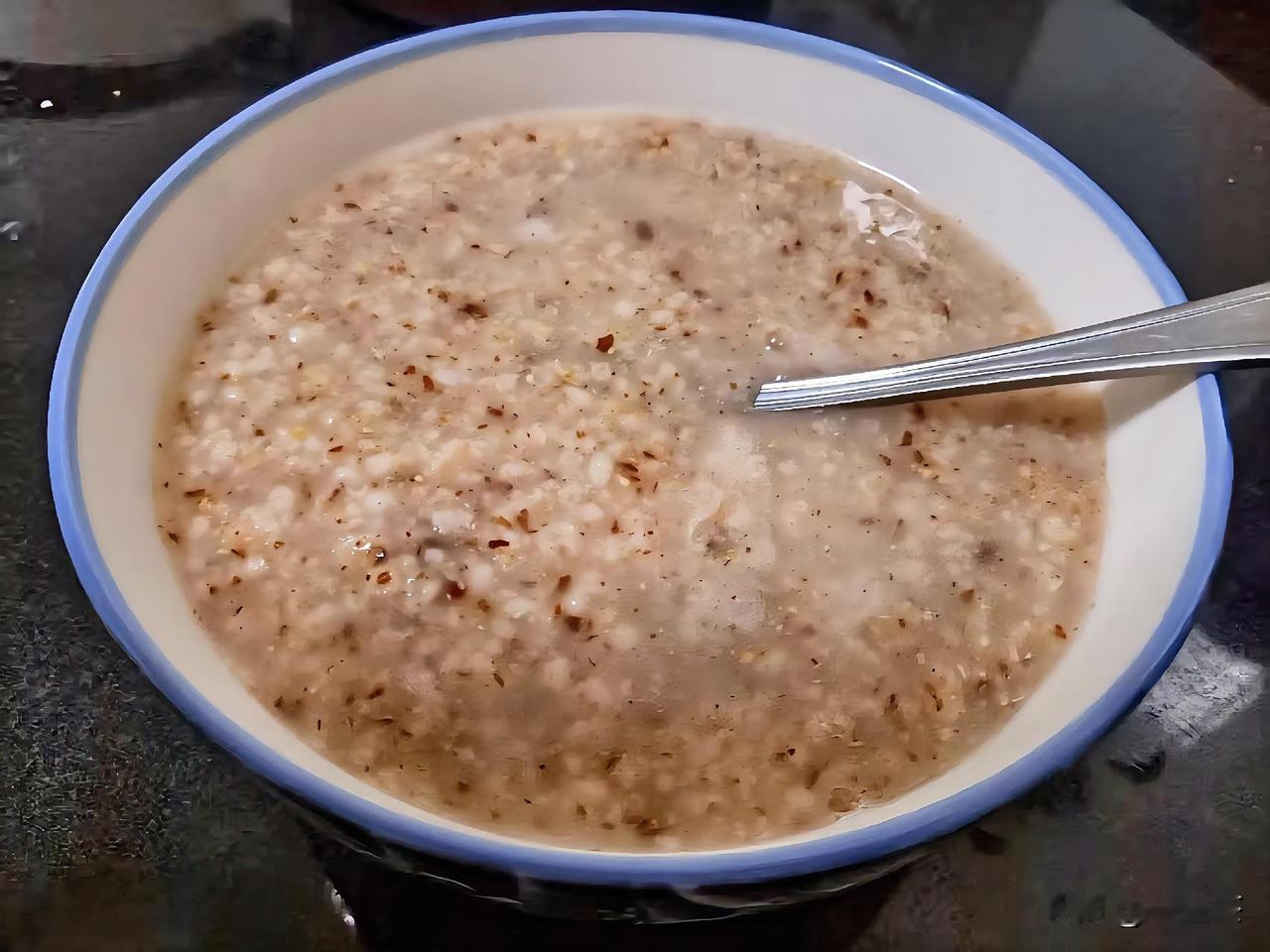 昨天晚上我正边吃饭边看手机，突然“咚”的一声，吓得我一个激灵抬起头。

只见老头