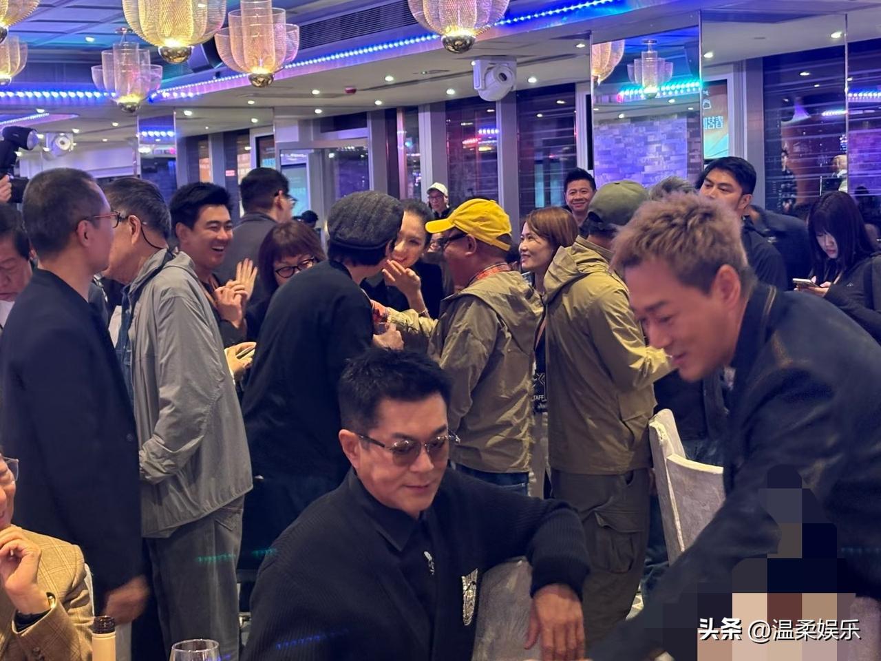 章子怡和港圈打成一片了！
导演、主办方把她围了一圈！
倒是同行的演员却对她无动于