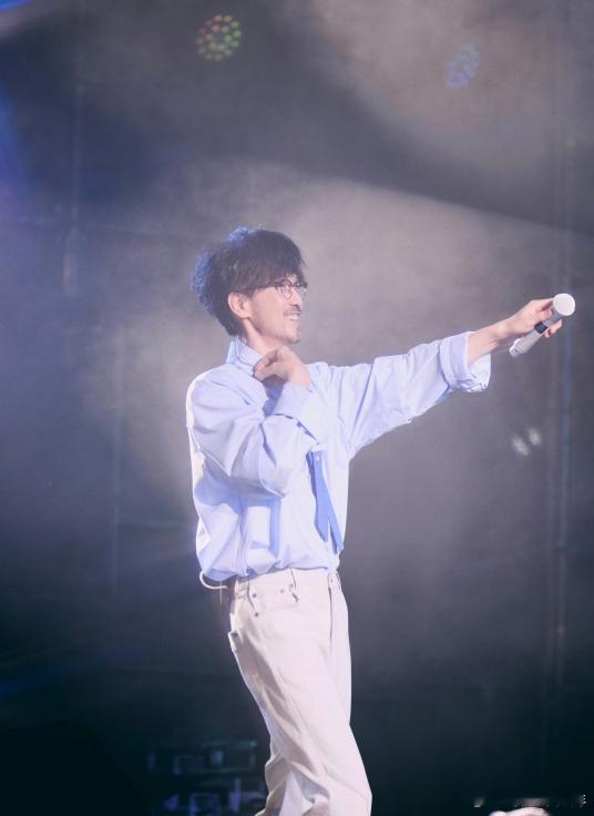 终于听懂了周传雄歌里的治愈 从前，周传雄的歌是深夜里的独白，诉说着无人懂的寂寞与