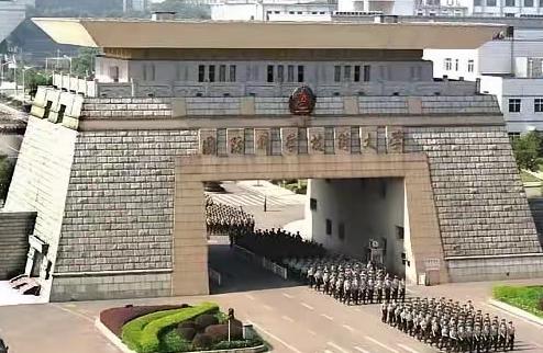 村里有位孩子考上了国防科技大学，家里特意摆席宴请乡亲，分享这份喜事。可席间有人不