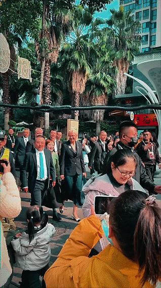 河南老乡刘国梁
曾拒绝降级当组长，
主动辞职不愿从政，
现又任国际乒联第一副主席