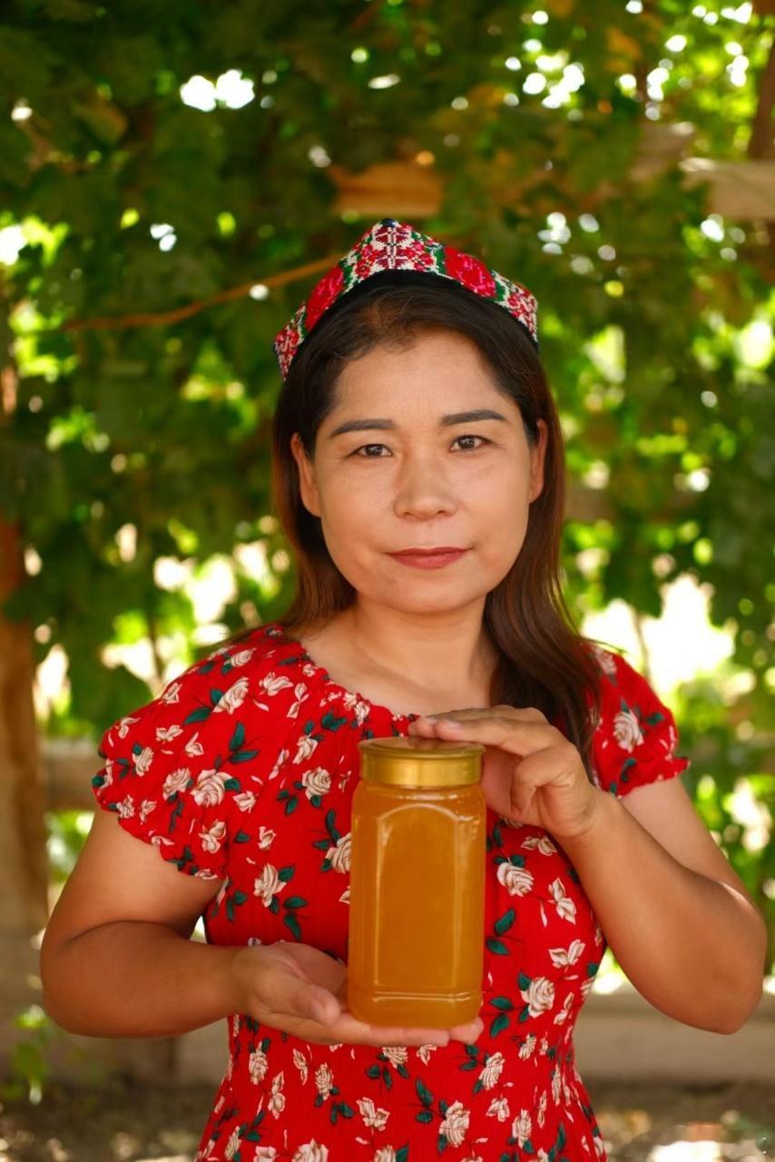 每一滴蜜，都是古丽一家咬牙坚持的甜。日孜完古丽·托乎地，是瘫痪婆婆、重病女儿和受