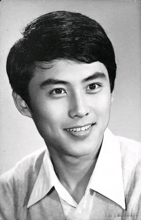 87版《红楼梦》里最帅的两位男演员，一个是扮演贾链的高宏亮，他长得剑眉星目，风流
