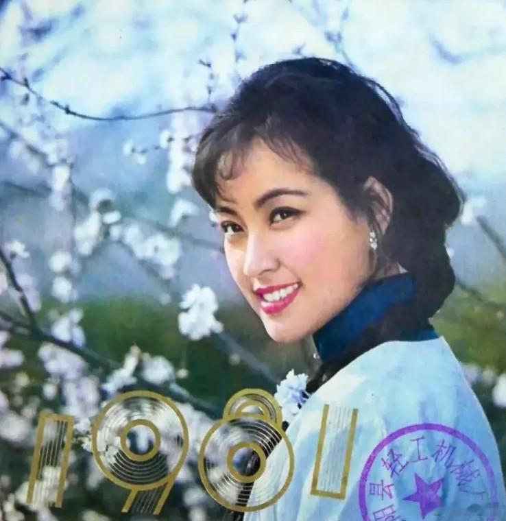 看了«一路繁花»我最佩服74岁刘晓庆，这4点1、情绪特稳定，心态好，根本不管别人