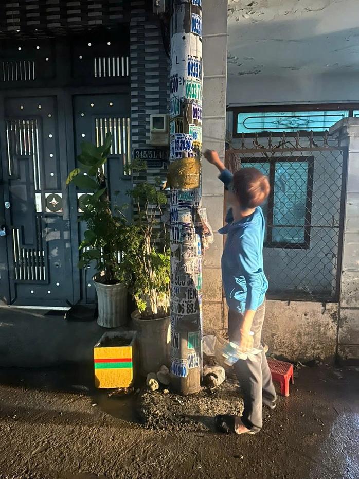 越南胡志明市一青年在电线杆上铁非法广告被警察当场抓获并受到行政处罚
5 月 8 