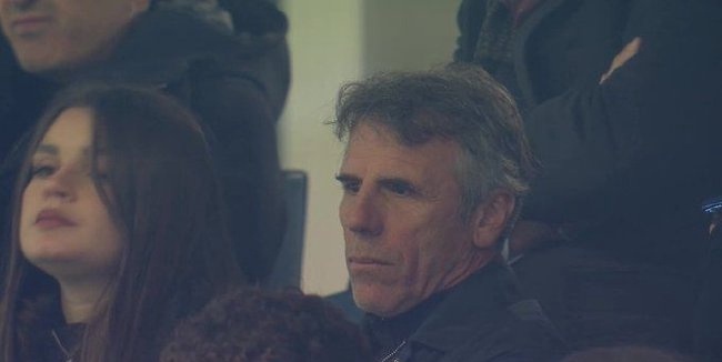 佐拉今天现身看台，观战卡利亚里对阵国米，这画面本身就自带深意。萨丁尼亚的图腾，看