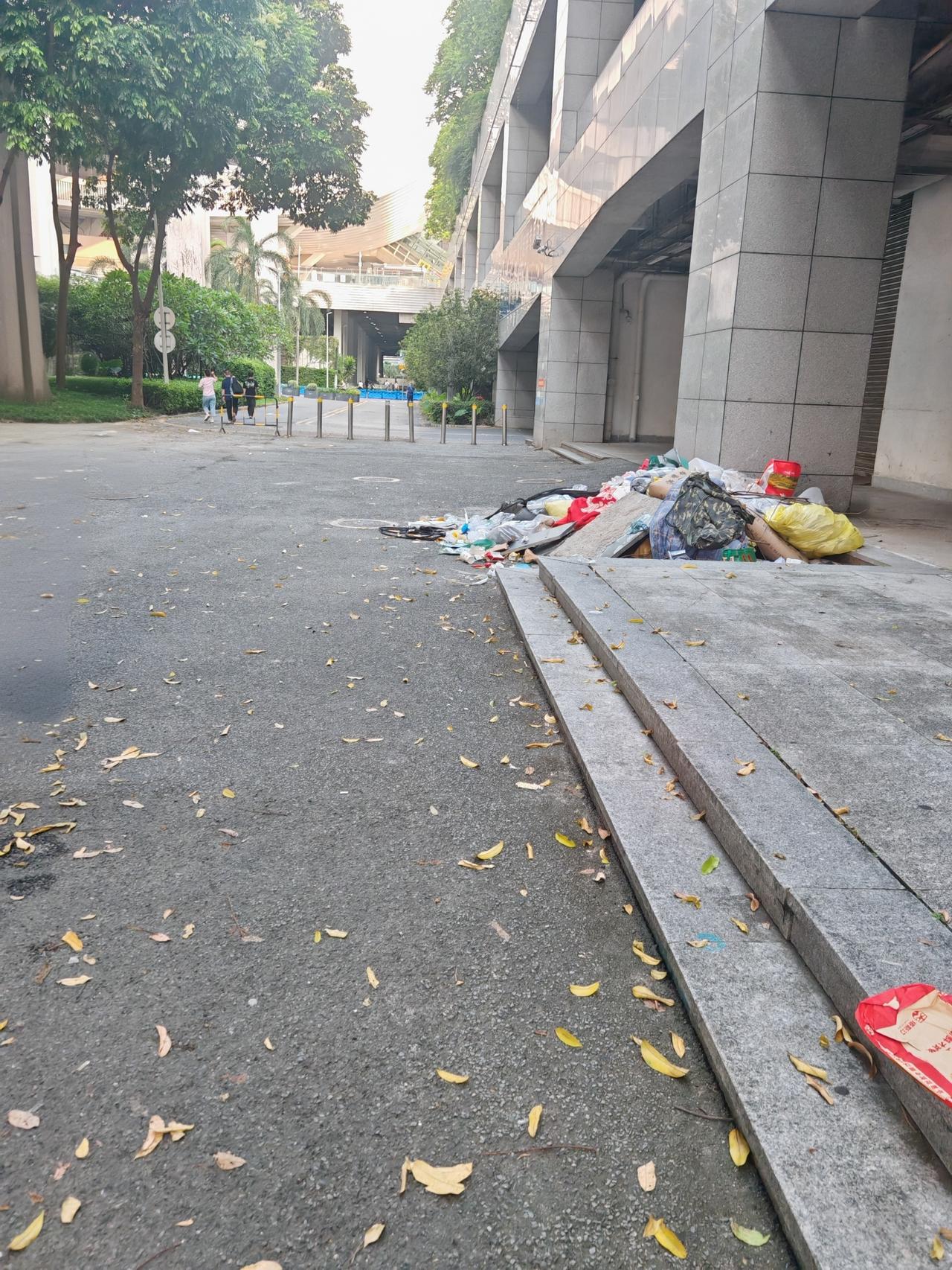 深圳北站内部出租车进出口，一堆垃圾堆了几个月没人管。
每天几百上千旅客从这进出，