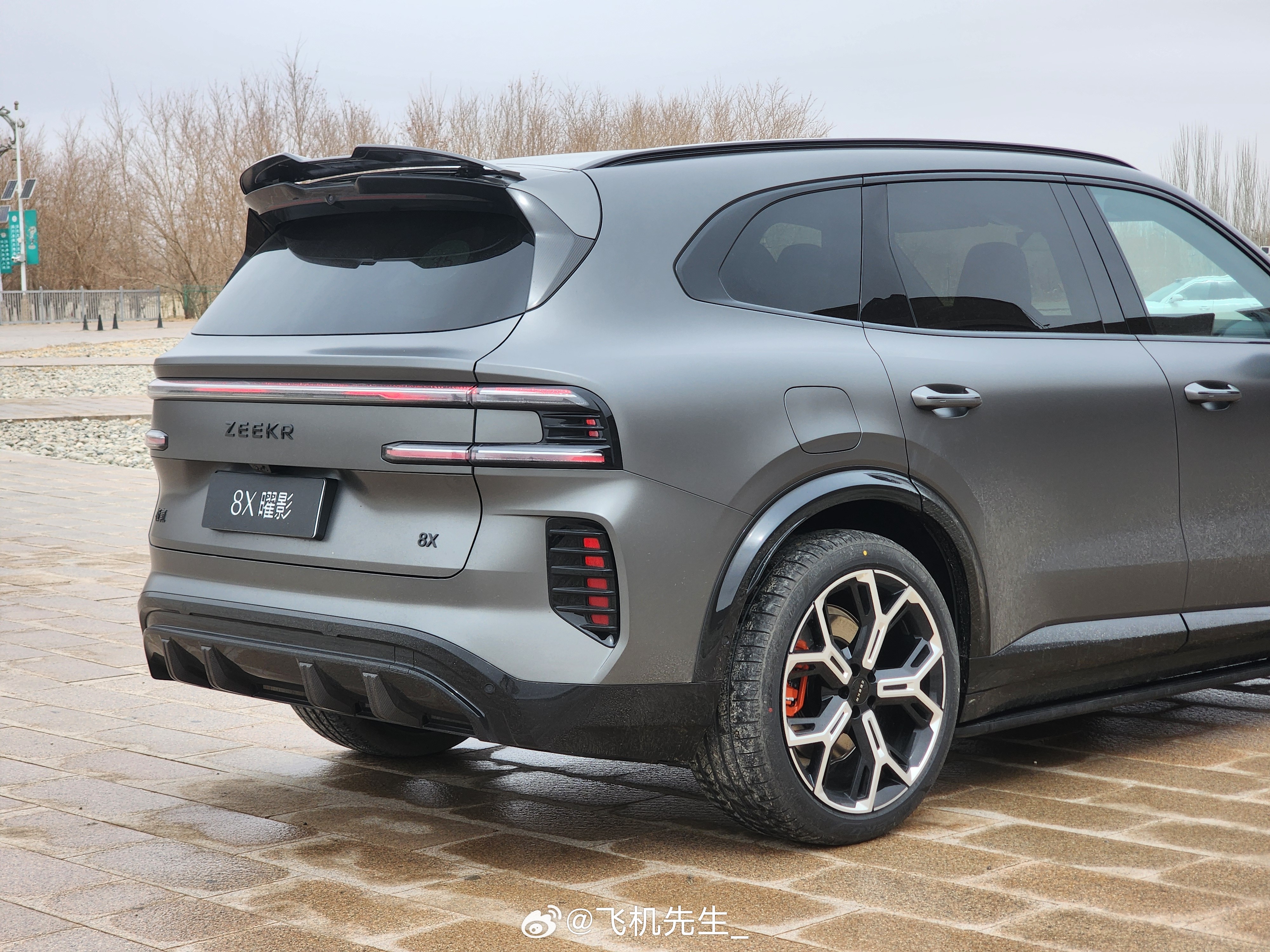 8X 的动力还是很残暴。百公里 2.96 秒，三电机， 2.0T 发动机，还带直