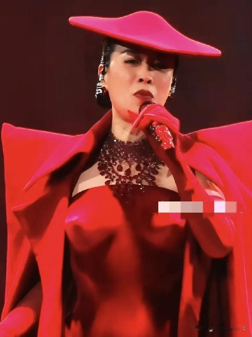 现在最后悔的人
估计就是开演唱会的那英了吧。
后悔的是，在演唱会上她的团队，竟然