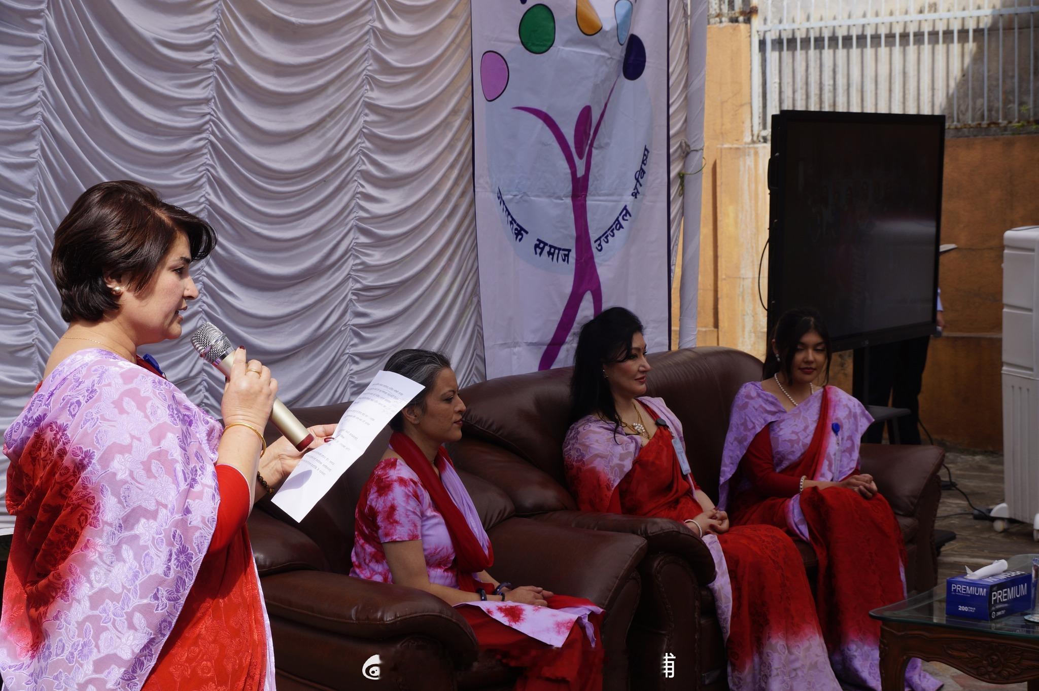 王室王室尼泊尔王室 希曼妮和基金会的志愿者见面，她经常穿的这衣服原来是基金会的“