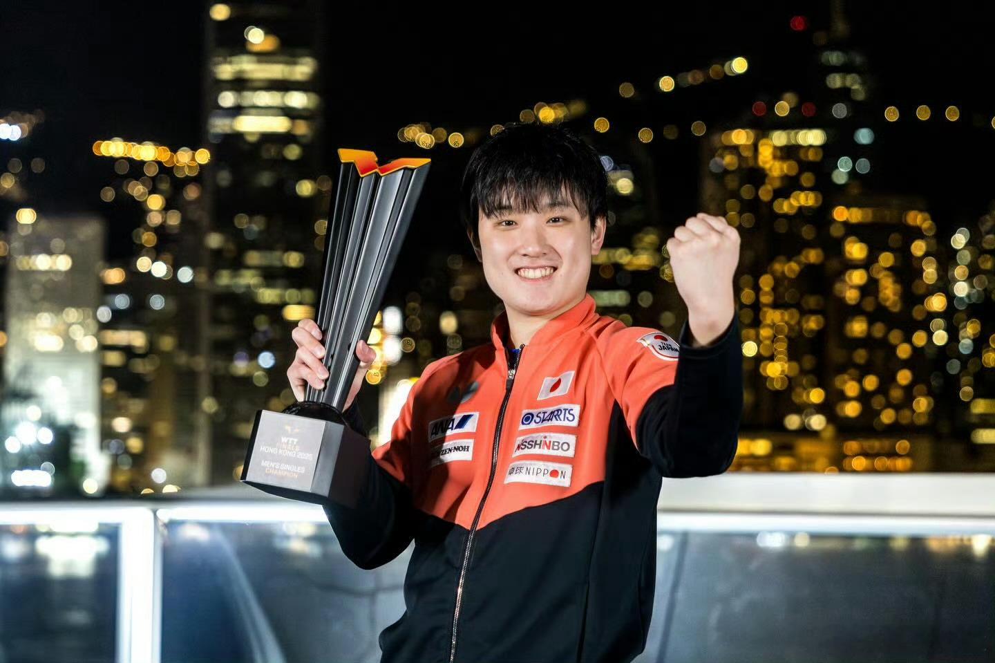 张本智和总决赛夺冠后发文历经四次决赛征程，终于在香港圆梦WTT总决赛冠军！从半决