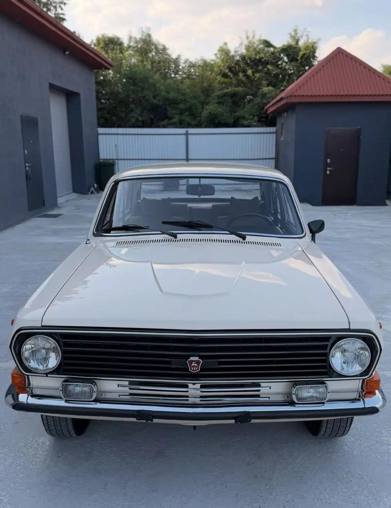 80年代在中国，伏尔加是高级领导干部的用车（GAZ-24: 80 年代产的前三角