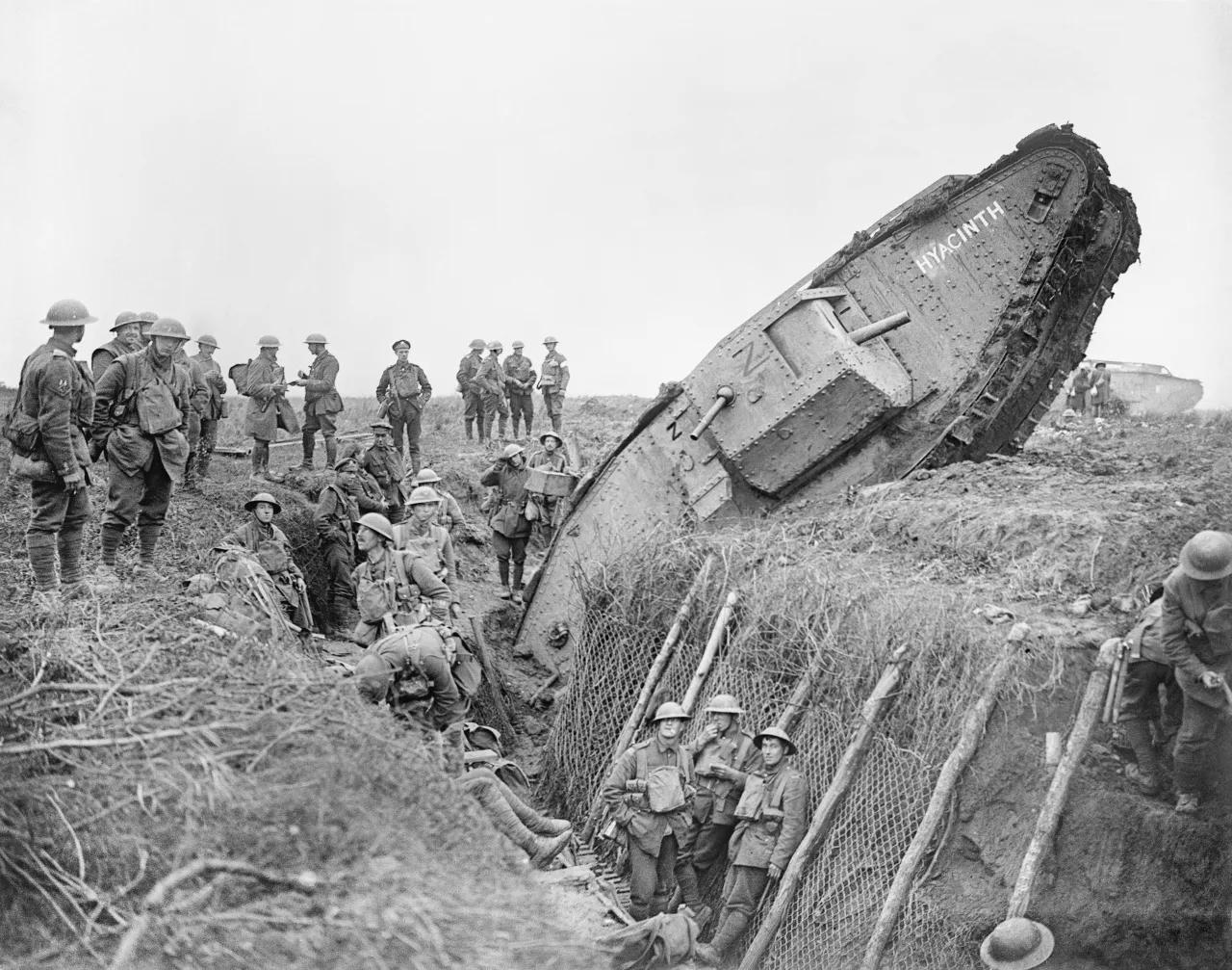 1917 年 11 月，康布雷的英国马克 IV坦克陷入战壕里面