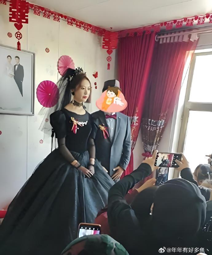 第一次见穿黑婚纱结婚的
甘肃一新娘穿黑色婚纱举行婚礼，友友们你们觉得穿白色婚纱还