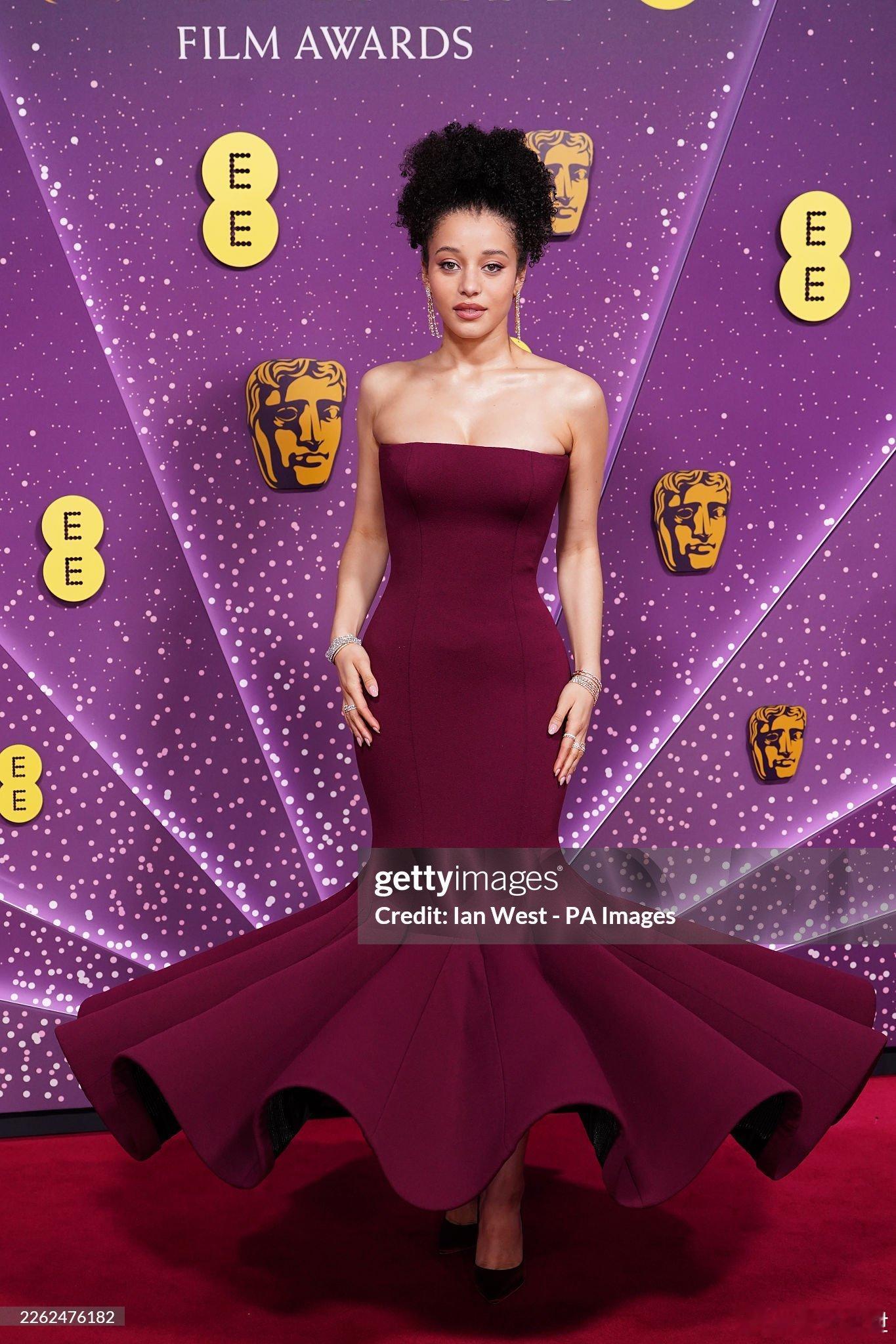 新人蔡斯·英菲尼迪出席英国电影学院奖红毯： 