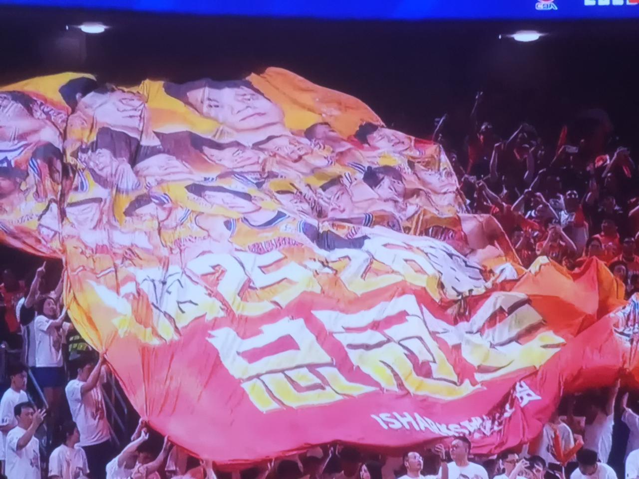 王哲林哭了，李弘权也哭了，整个上海久事男篮队员全部喜极而泣，连采访记者也哭了，上